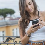 Moça usando o celular na Itália.