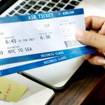 Pessoa segurando uma passagem aérea.