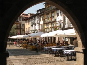 Largo da Oliveira, em Guimarães, Portugal.