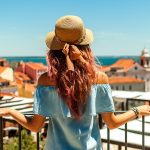 Moça observando o horizonte de uma cidade portuguesa.