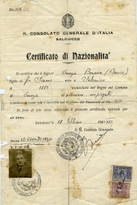 Antiga certidão de nascimento italiana.