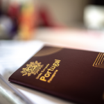 passaporte português sobre papéis