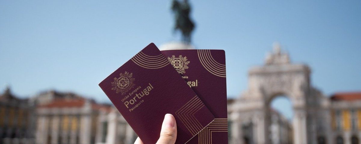 Pessoa segurando passaportes portugueses em Lisboa.
