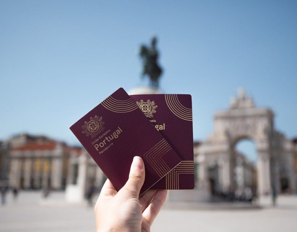 Pessoa segurando passaportes portugueses em Lisboa.
