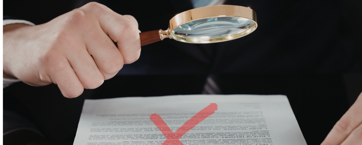 Homem analisando documentos com lupa indicando cidadania portuguesa negada