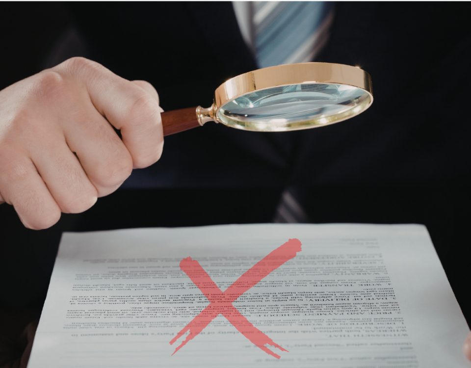 Homem analisando documentos com lupa indicando cidadania portuguesa negada