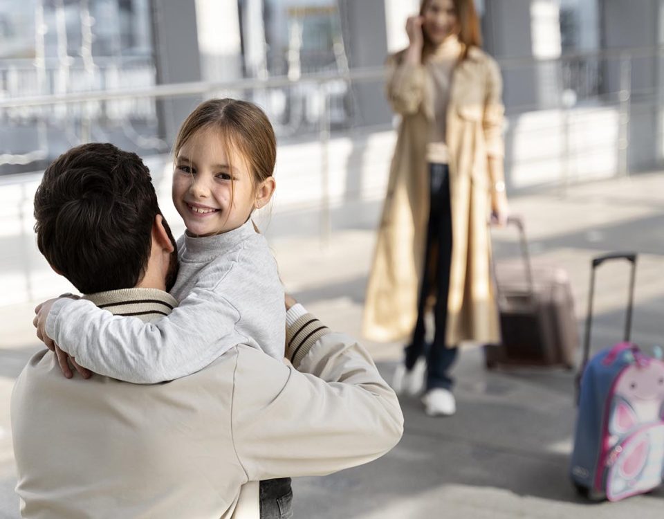 Família se reencontrando no aeroporto. Reagrupamento familiar.