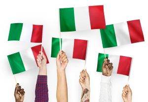 Mãos levantadas segurando bandeiras italianas.
