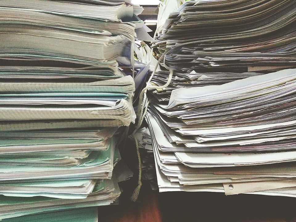 Documentos empilhados.