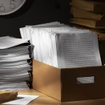 Pilha de papéis e arquivo.