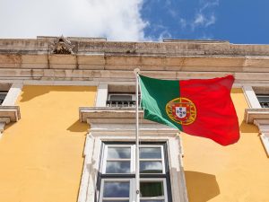 Bandeira hasteada em um consulado português.