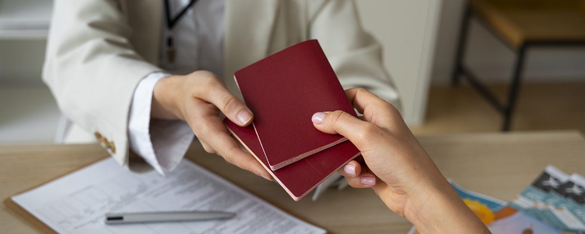 Pessoa entregando um passaporte para outra.