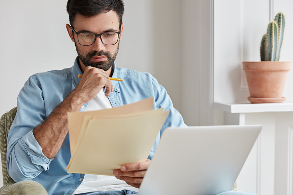 Homem analisando documentos.