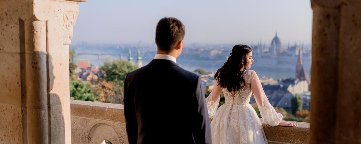 Visão traseira de recém casados na Itália.