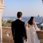 Visão traseira de recém casados na Itália.
