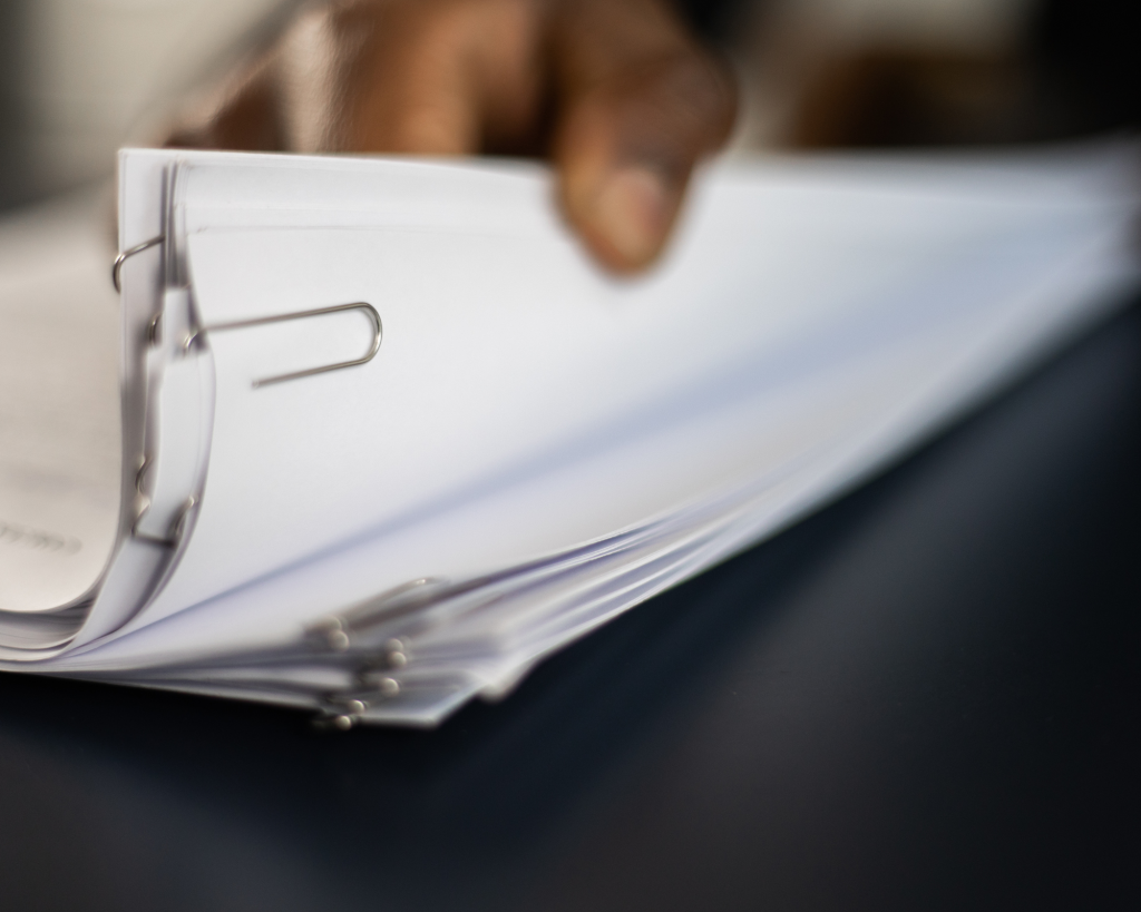 Folheando documentos.