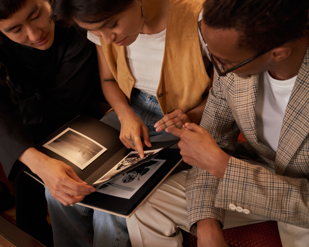 Pessoas vendo fotos antigas.