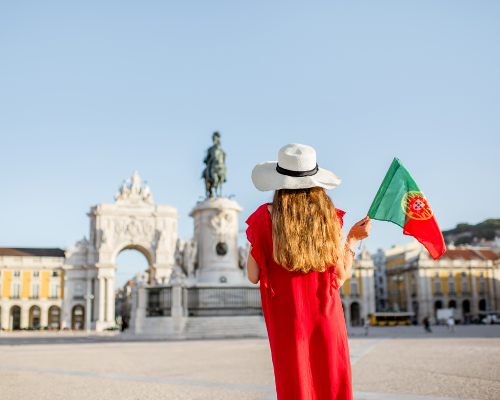Mulher segurando a bandeira portuguesa em Lisboa.