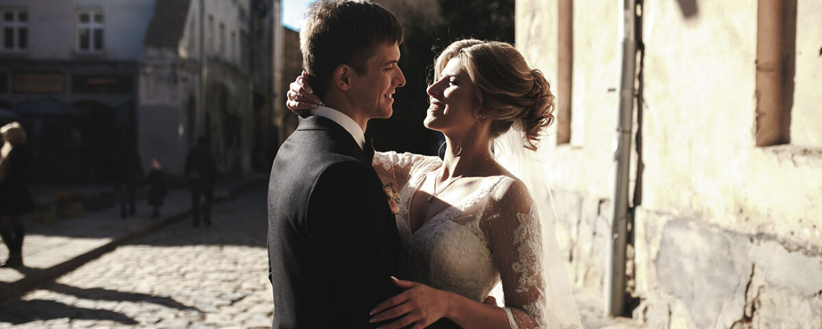 Recém casados nas ruas da Itália
