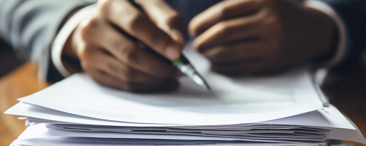 Advogado assinando documentos.