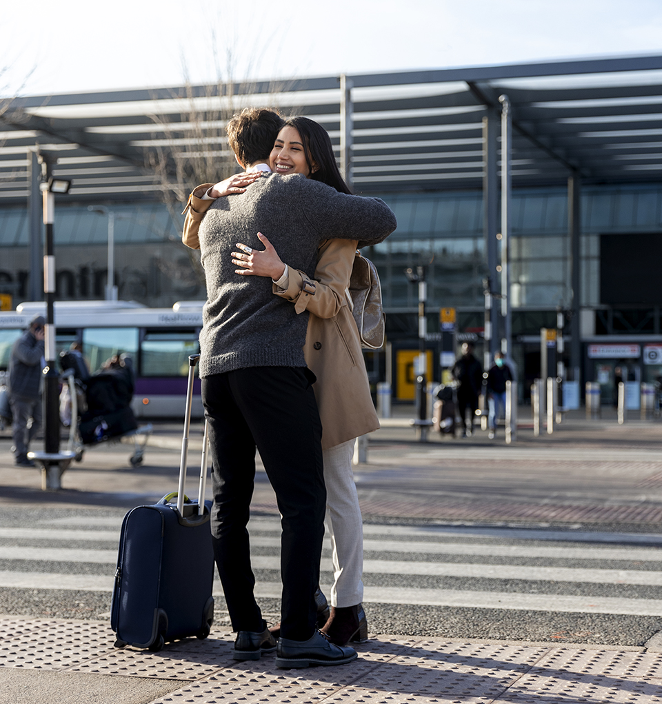 Casal se reencontrando no aeroporto.
