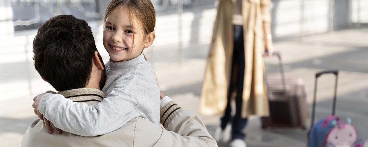 Família se reencontrando no aeroporto. Reagrupamento familiar.