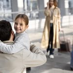 Família se reencontrando no aeroporto. Reagrupamento familiar.